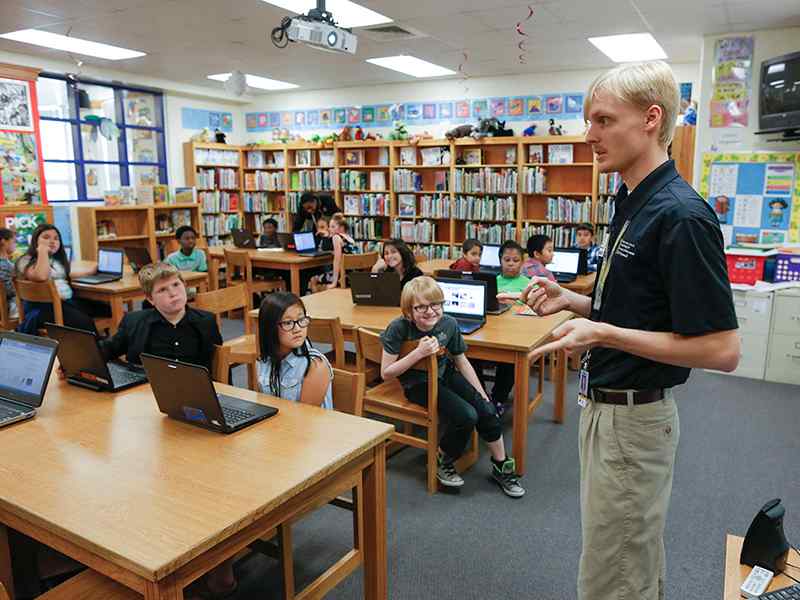Sophomore Zane Storlie developed a curriculum on Scratch, an entry-level coding program, for 鶹ƽ elementary school students.
